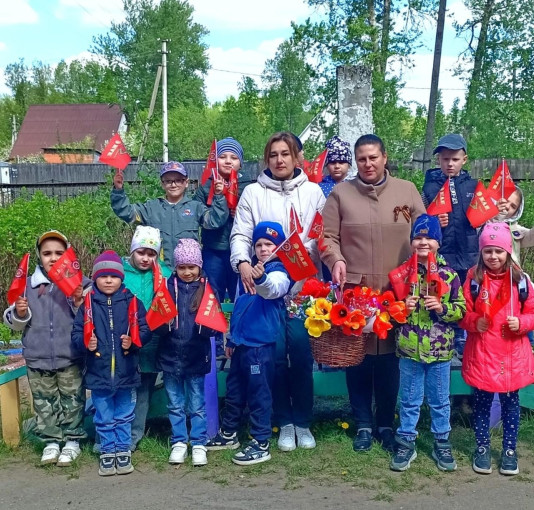Возложение цветов к памятнику воинам Возложение цветов к памятнику воинам.
